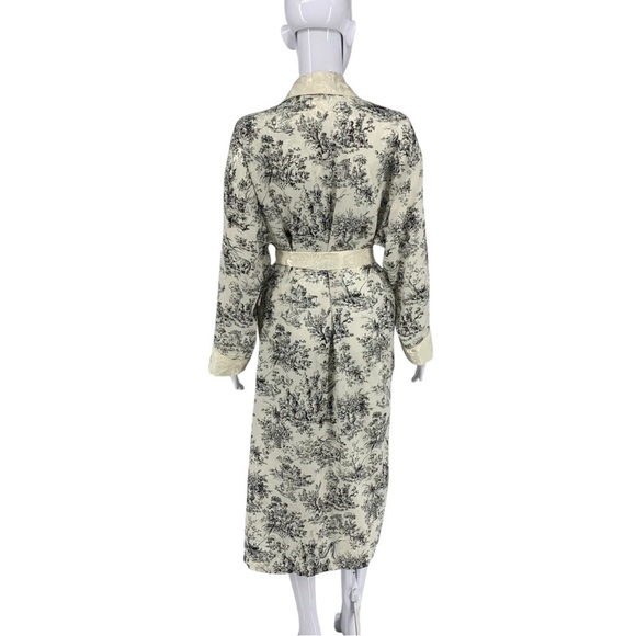 Victoria's Secret Cream and Black Floral Robe - Picture 2 of 12